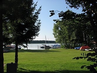 Boote legen am Bootsanleger Müritz an