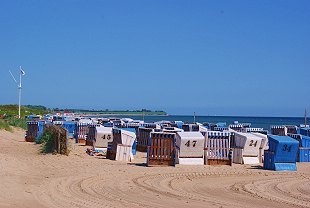 Badestrand mit Strandkörben und Damper Steilküste