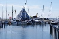 Yachthafen mit der Pyramide Yachthafen mit der Pyramide