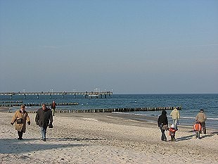 Badestrand in Heiligendamm, im Hintergrund die Seebrücke