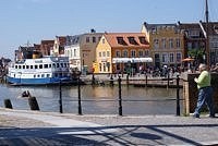 Fähre läuft in den Hafen von Husum ein