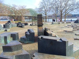 Die Deutzner Brücke verbindet den Stadtteil Deutz mit der Altstadt