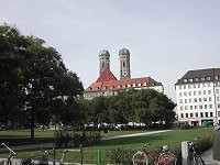 Park mit dem Neuen Rathaus im Hintergrund