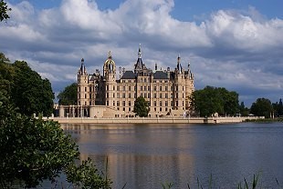 Im Vordergrund das Schweriner Märchenschloss in Schwerin (Mecklenburg-Vorpommern) Im Vordergrund das Schweriner Märchenschloss in Schwerin (Mecklenburg-Vorpommern)