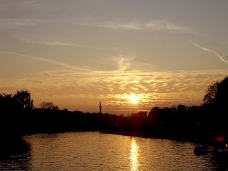 Sonnenuntergang auf der Spree, im Hintergrund die Siegessäule Sonnenuntergang auf der Spree, im Hintergrund die Siegessäule in Berlin