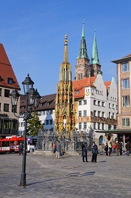 St. Sebaldus Kirche und schöner Brunnen in Nürnberg St. Sebaldus Kirche und schöner Brunnen in Nürnberg