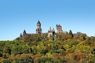 Taunusgebirge mit Schloss Braunfels Taunusgebirge mit Schloss Braunfels