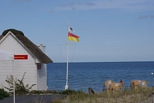 Rettungswacht am Sandstrand von Travemünde