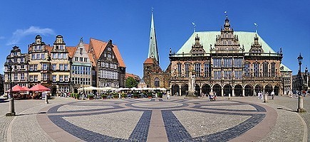 Marktplatz im Zentrum von Bremen mit Dom und Rathaus Marktplatz im Zentrum von Bremen mit Dom und Rathaus