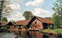 Kahnfahrt mit Urlaubern auf der Spree beim Lehde (Lübbenau)