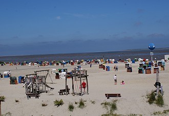 Urlauber am Strand von Dornumersiel