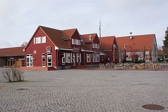 Marktplatz mit Geschäften in Göhren-Lebbin