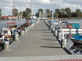 Boote am Anleger von Kirchdorf