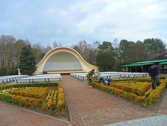 Freilichtbühne im Kurpark mit dem Kurviertel in Swinemünde