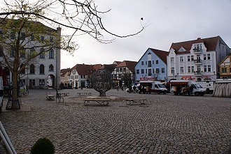 Wöchentlicher Markttag auf dem Marktplatz