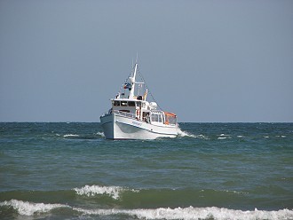 Fahrgastschiff die "MS Boltenhagen" fährt entlang der Ostsee Küste Fahrgastschiff die "MS Boltenhagen" fährt entlang der Ostsee Küste